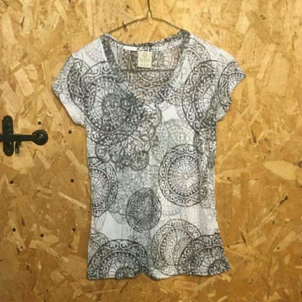 V-neck, white and gray patterned t-shirt